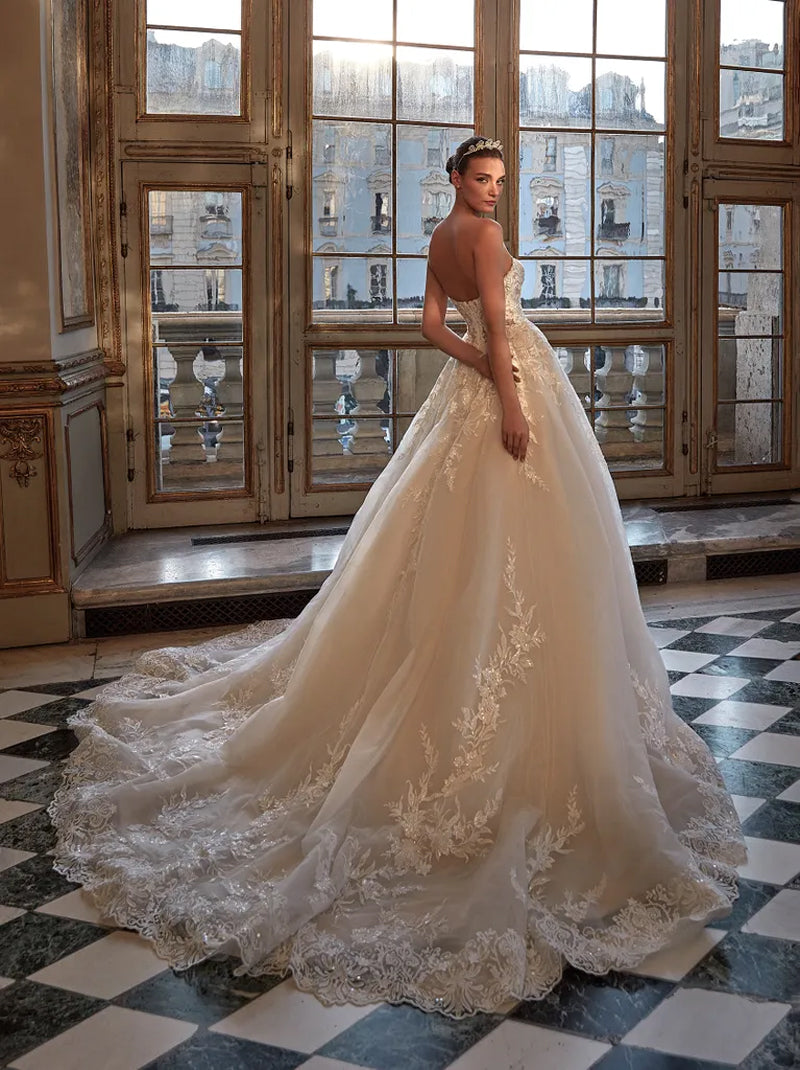Luxurious & Elegant Ball Gown Boho Wedding Dresses Sweetheart Appliqued Sleeveless Tulle Court Train Bridal Gowns Custom Made