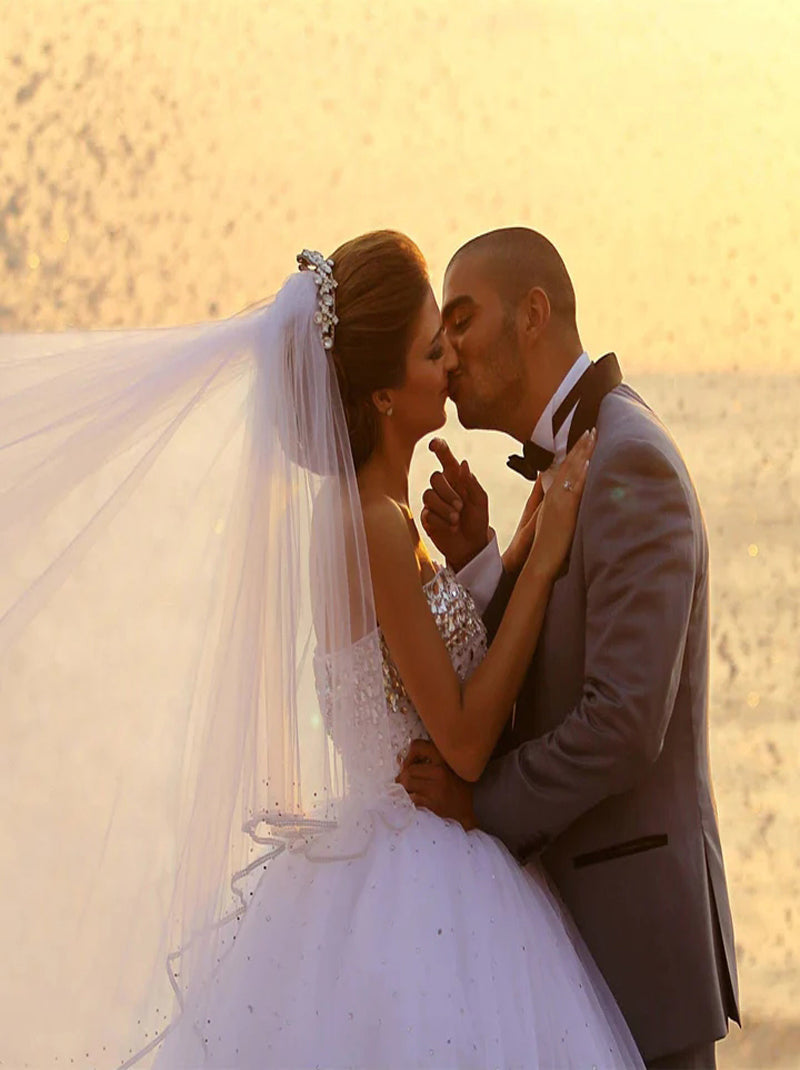 Sparkling Ball Gown Wedding Dresses Sweetheart Sleeveless Beads Rhinestones Lace Up Tulle Sweep Train Bridal Gowns Custom Made