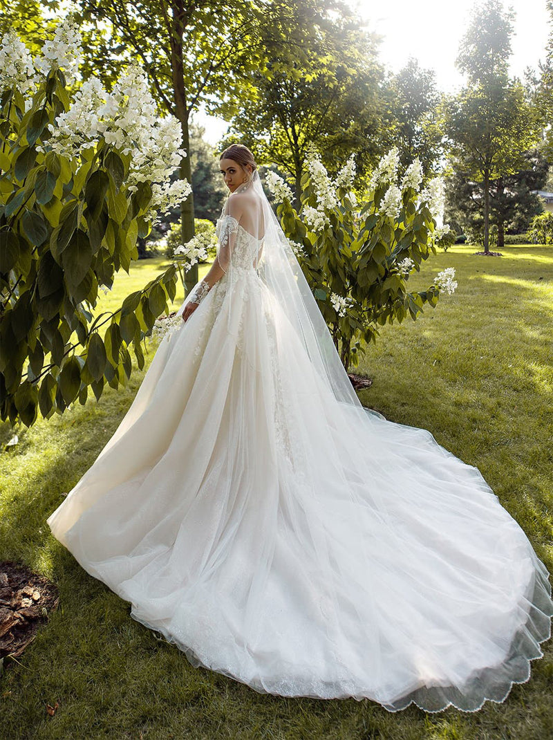 Luxurious Ball Gown Wedding Dresses Sweetheart Appliqued Beads Tulle Court Train Satin Bridal Gowns Custom