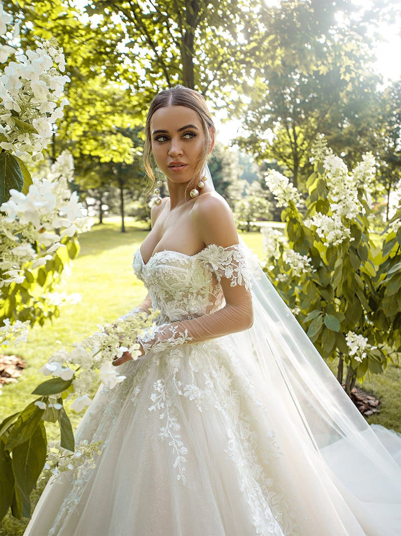 Luxurious Ball Gown Wedding Dresses Sweetheart Appliqued Beads Tulle Court Train Satin Bridal Gowns Custom