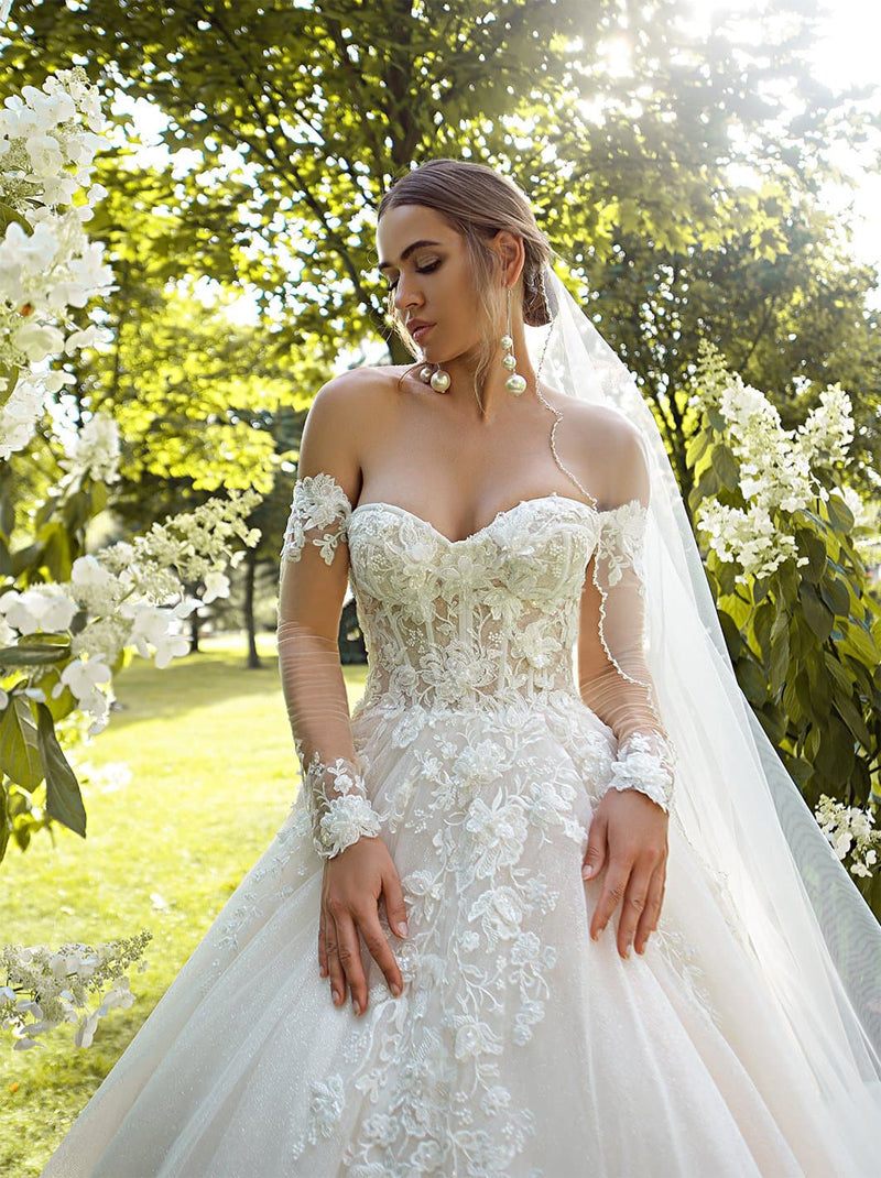 Luxurious Ball Gown Wedding Dresses Sweetheart Appliqued Beads Tulle Court Train Satin Bridal Gowns Custom