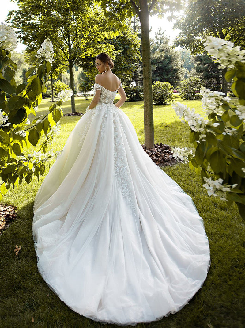 Luxurious Ball Gown Wedding Dresses Sweetheart Appliqued Beads Tulle Court Train Satin Bridal Gowns Custom