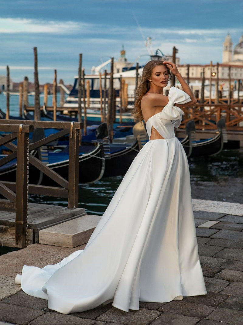 Simple A-Line Wedding Dresses Sweetheart Pleated Bowknot Satin Sweep Train Bridal Gowns With Slit
