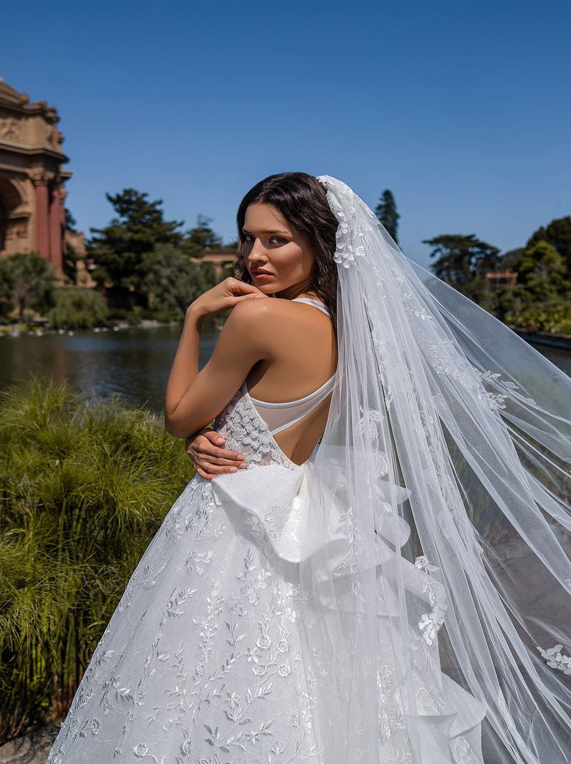 Romantic & Elegant Ball Gown Wedding Dresses V-Neck Appliqued Bowknot Sleeveless Satin Sweep Train Bridal Gowns