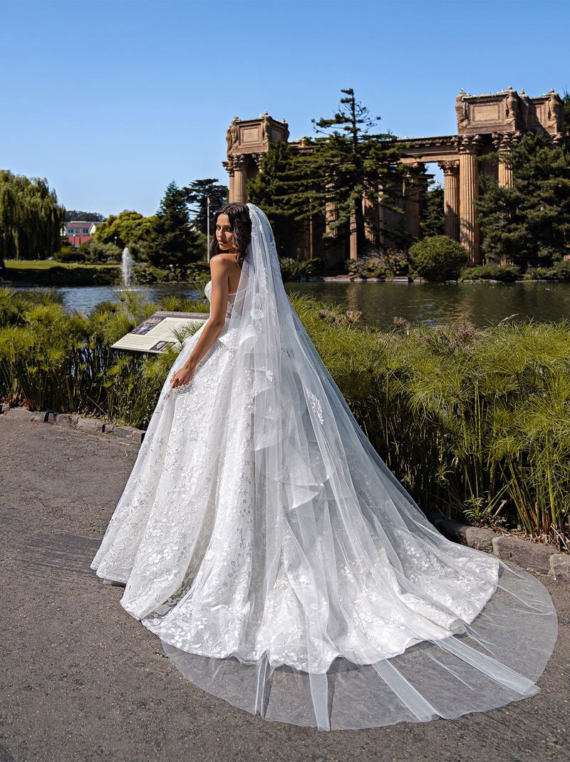 Romantic & Elegant Ball Gown Wedding Dresses V-Neck Appliqued Bowknot Sleeveless Satin Sweep Train Bridal Gowns