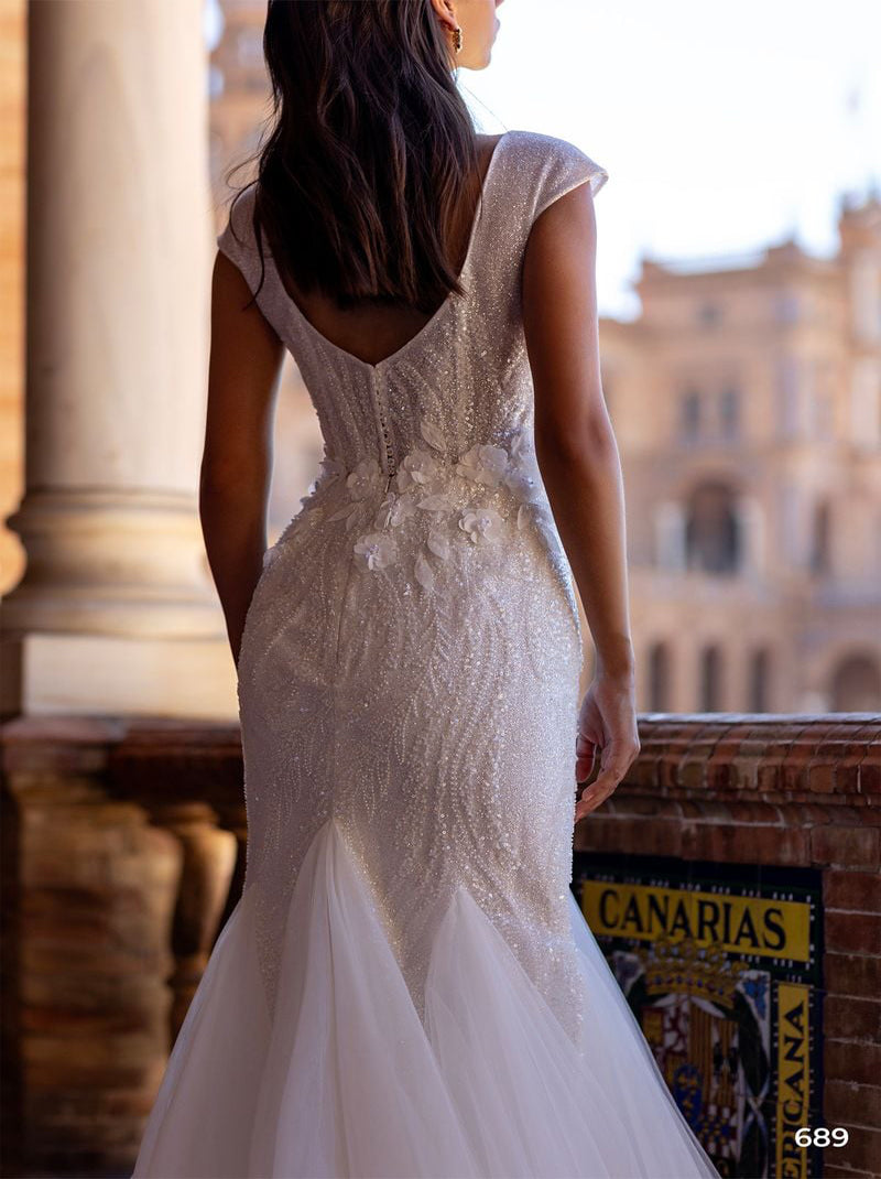 Gorgeous Mermaid Wedding Dresses V-Neck Beads Appliqued Cap Sleeves Tulle Sweep Train Bridal Gowns Custom Made