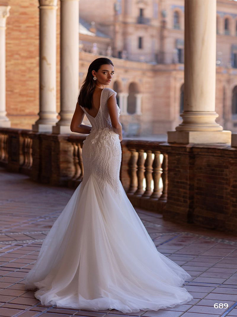 Gorgeous Mermaid Wedding Dresses V-Neck Beads Appliqued Cap Sleeves Tulle Sweep Train Bridal Gowns Custom Made