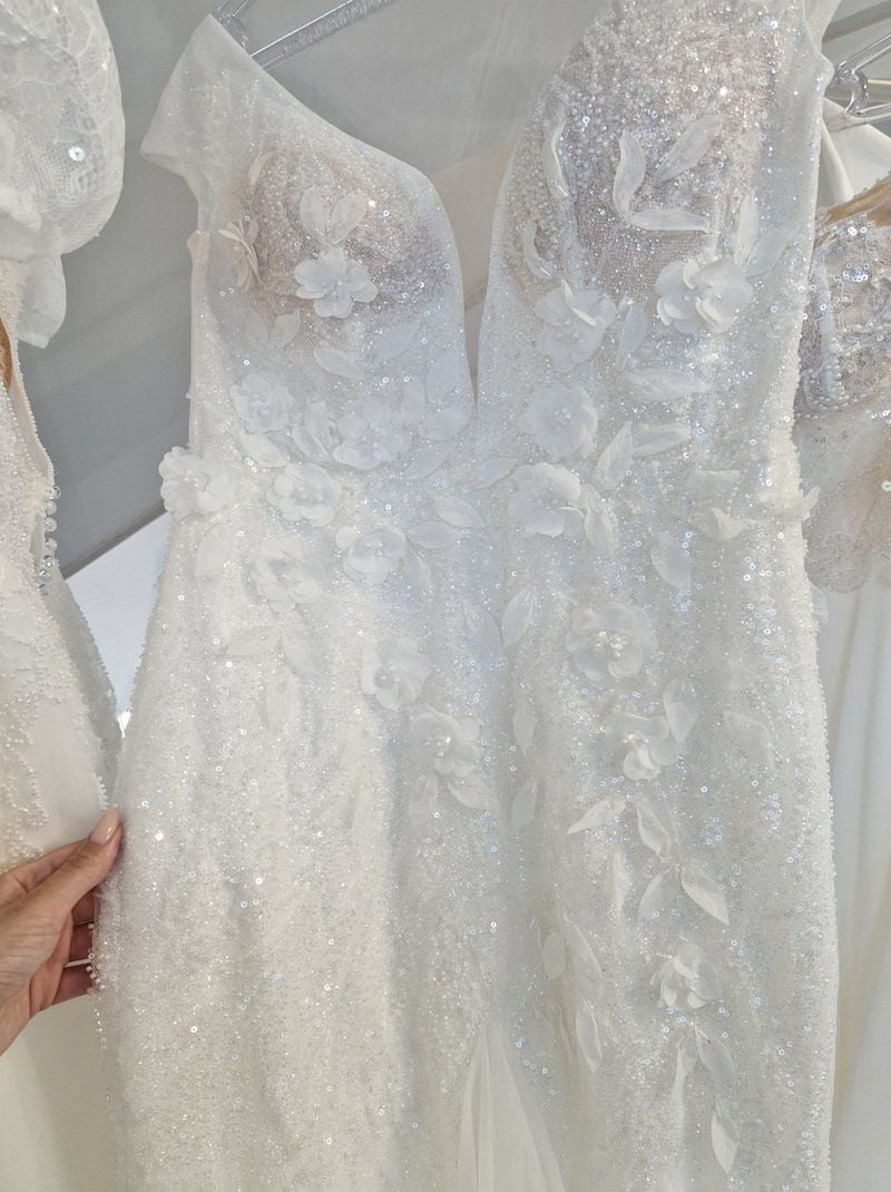 Gorgeous Mermaid Wedding Dresses V-Neck Beads Appliqued Cap Sleeves Tulle Sweep Train Bridal Gowns Custom Made