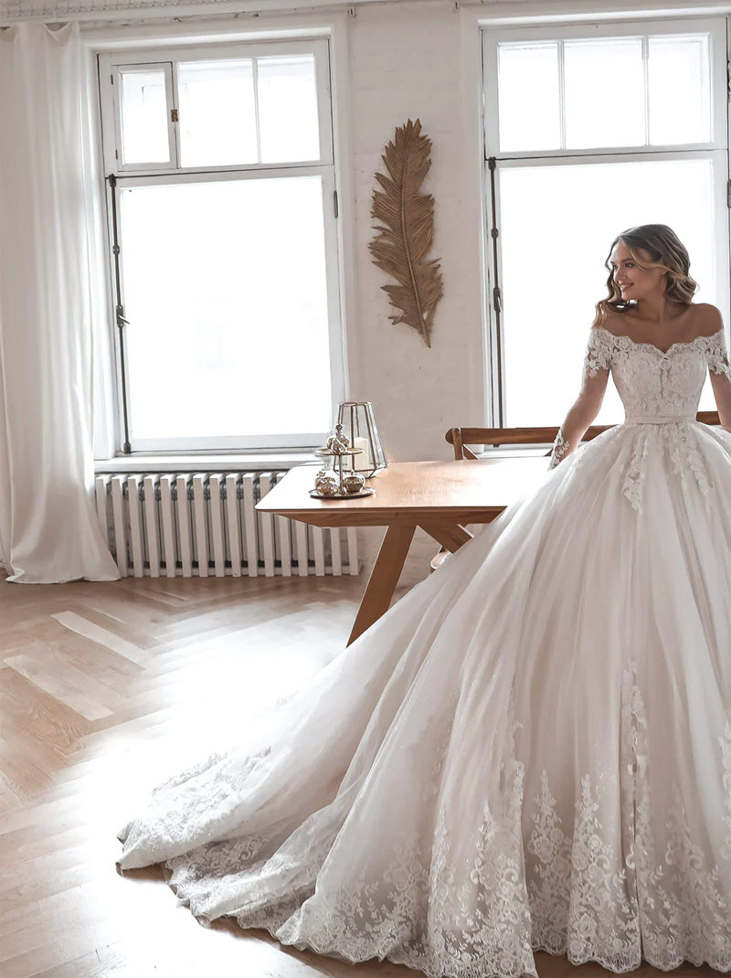 Charming Ball Gown Wedding Dresses Sweetheart Appliques Beads Illusion Long Sleeves Tulle Court Train Bridal Gowns