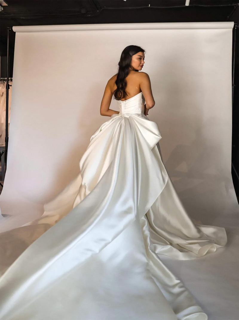 Elegant A-Line Wedding Dresses Sweetheart Pleated Ruched Bowknot Sleeveless Court Train Satin Bridal Gowns Custom Made