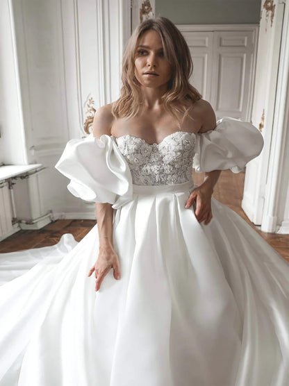 Charming A-Line Wedding Dresses Sweetheart Appliques Ruched Detachable Puffy Short Sleeves Satin Court Train Bridal Gowns Custom Made