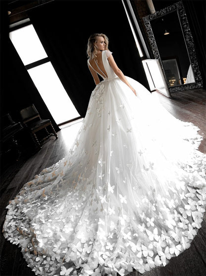 Charming Ball Gown Wedding Dresses V-Neck Cap Sleeves Sequins Appliques Buttons Tulle Court Train Bridal Gowns Custom Made