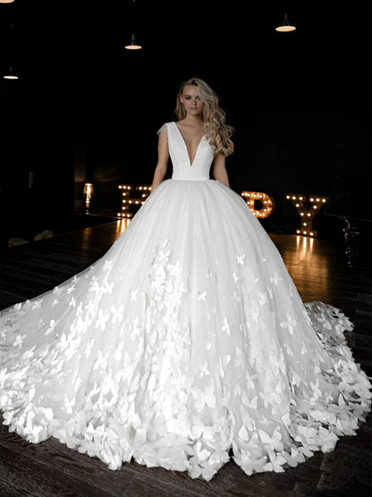 Charming Ball Gown Wedding Dresses V-Neck Cap Sleeves Sequins Appliques Buttons Tulle Court Train Bridal Gowns Custom Made