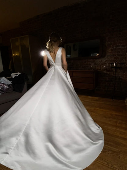 Elegant A-Line Wedding Dresses V-Neck Sleeveless Pleated Backless Satin Court Train Bridal Gowns Custom Made