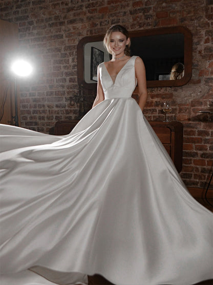 Elegant A-Line Wedding Dresses V-Neck Sleeveless Pleated Backless Satin Court Train Bridal Gowns Custom Made