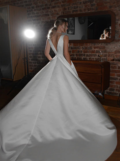 Elegant A-Line Wedding Dresses V-Neck Sleeveless Pleated Backless Satin Court Train Bridal Gowns Custom Made