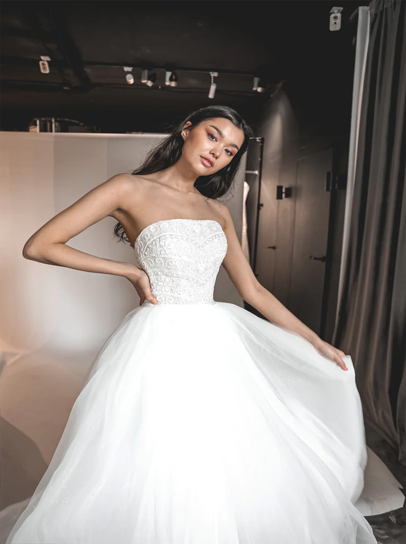 Charming Ball Gown Wedding Dresses Strapless Beads Sequins Appliqued Sleeveless Tulle Sweep Train Bridal Gowns Custom Made