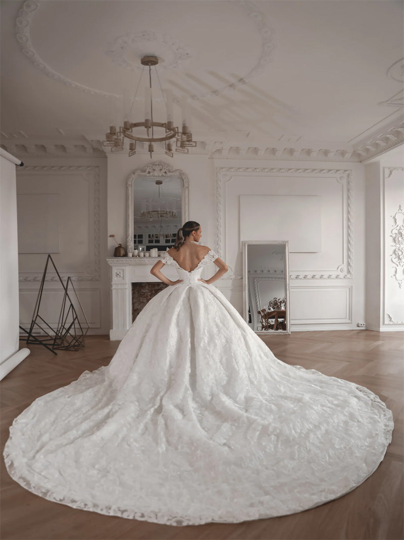 Luxurious Ball Gown Wedding Dresses Sweetheart Appliqued Beaded Lace Up Detachable Cap Sleeves Cathedral Train