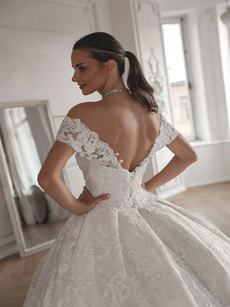 Luxurious Ball Gown Wedding Dresses Sweetheart Appliqued Beaded Lace Up Detachable Cap Sleeves Cathedral Train