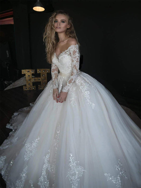 Luxurious Ball Gown Wedding Dresses Sweetheart Appliqued Beaded Lace Long Sleeves Covered Buttons Tulle Court Train Bridal Gowns Custom Design