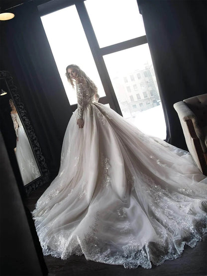 Luxurious Ball Gown Wedding Dresses Sweetheart Appliqued Beaded Lace Long Sleeves Covered Buttons Tulle Court Train Bridal Gowns Custom Design