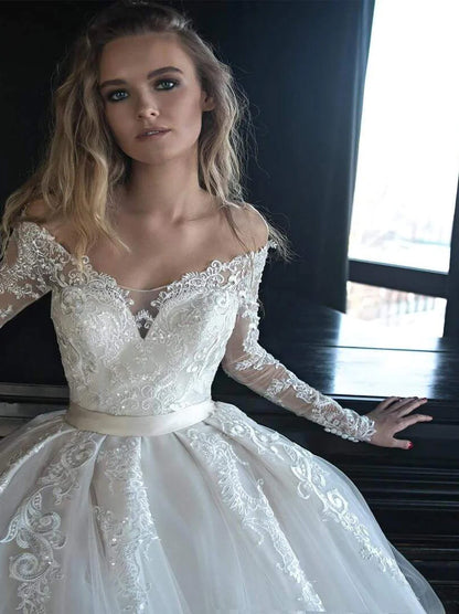 Luxurious Ball Gown Wedding Dresses Sweetheart Appliqued Beaded Lace Long Sleeves Covered Buttons Tulle Court Train Bridal Gowns Custom Design