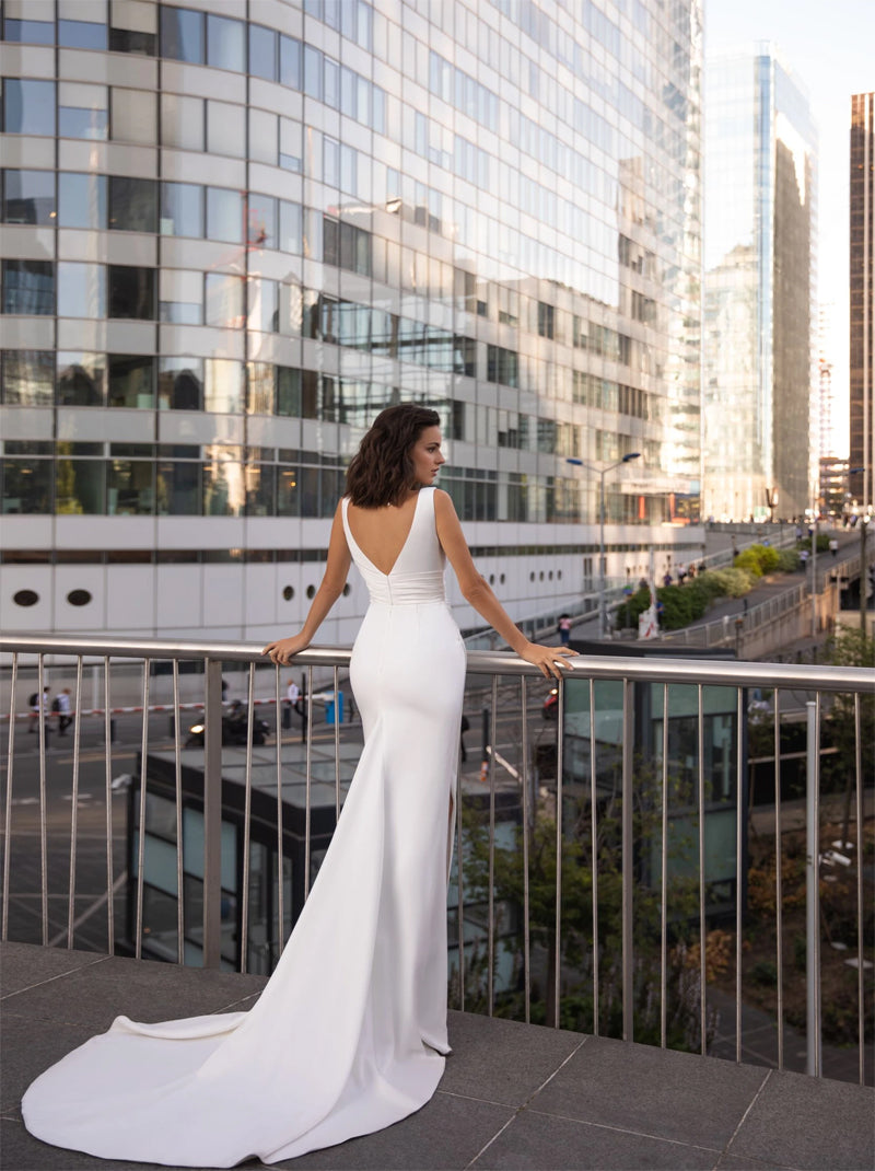 Elegant Mermaid Boho Wedding Dresses V-Neck Sleeveless Pleated Zipper Sweep Train Satin Bridal Gowns Custom