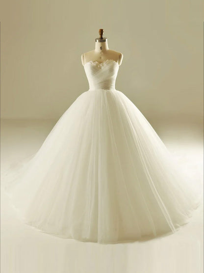 Modern Ball Gown Wedding Dresses Sweetheart Sleeveless Pleated Feather Lace Up Back Tulle Court Train Bridal Gowns Custom Design