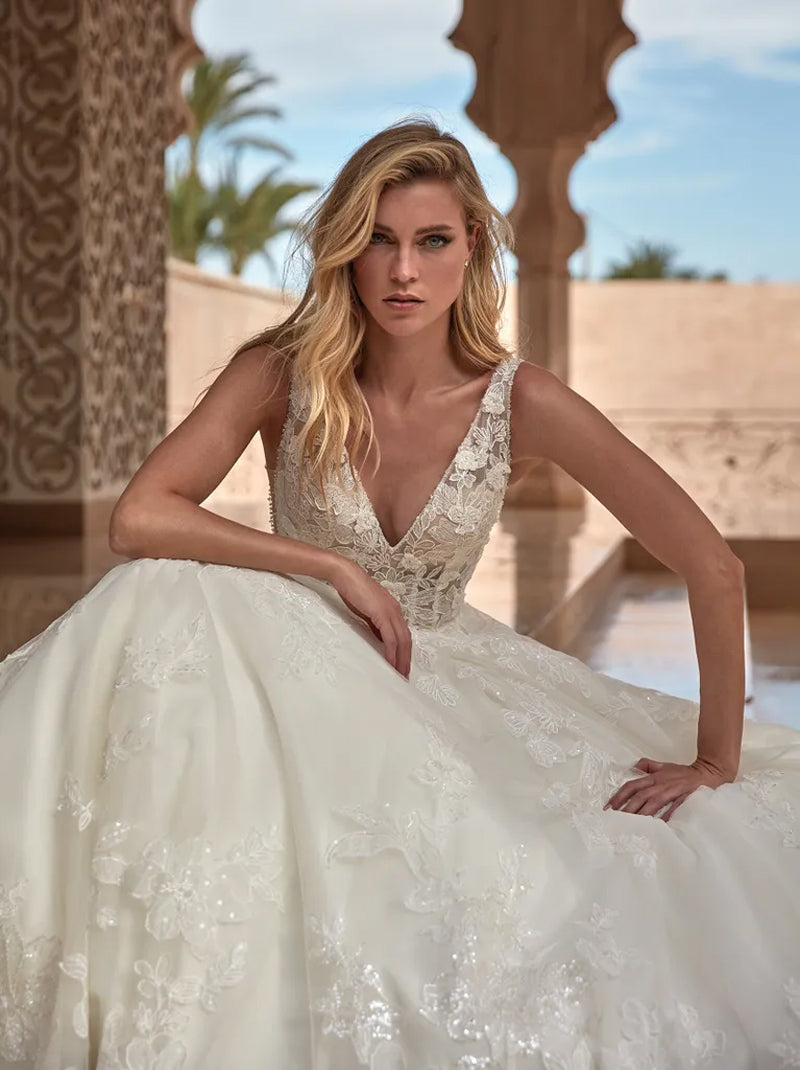 Simple & Elegant Ball Gown Boho Wedding Dresses V-Neck Applqued Tulle Court Train Bridal Gowns Custom Made