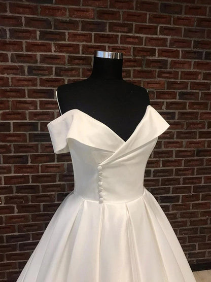 Simple Ball Gown Wedding Dresses Sweetheart Pleated Sleeveless Sweep Train Satin Bridal Gowns Custom Made