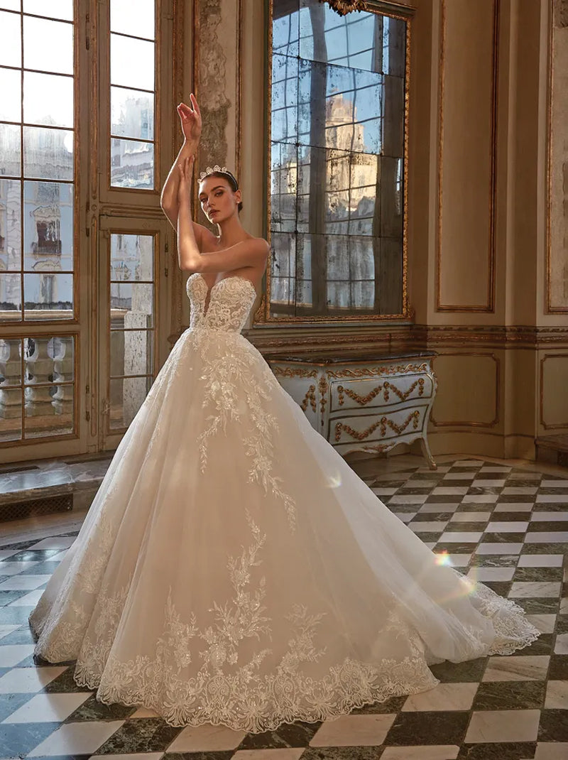 Luxurious & Elegant Ball Gown Boho Wedding Dresses Sweetheart Appliqued Sleeveless Tulle Court Train Bridal Gowns Custom Made