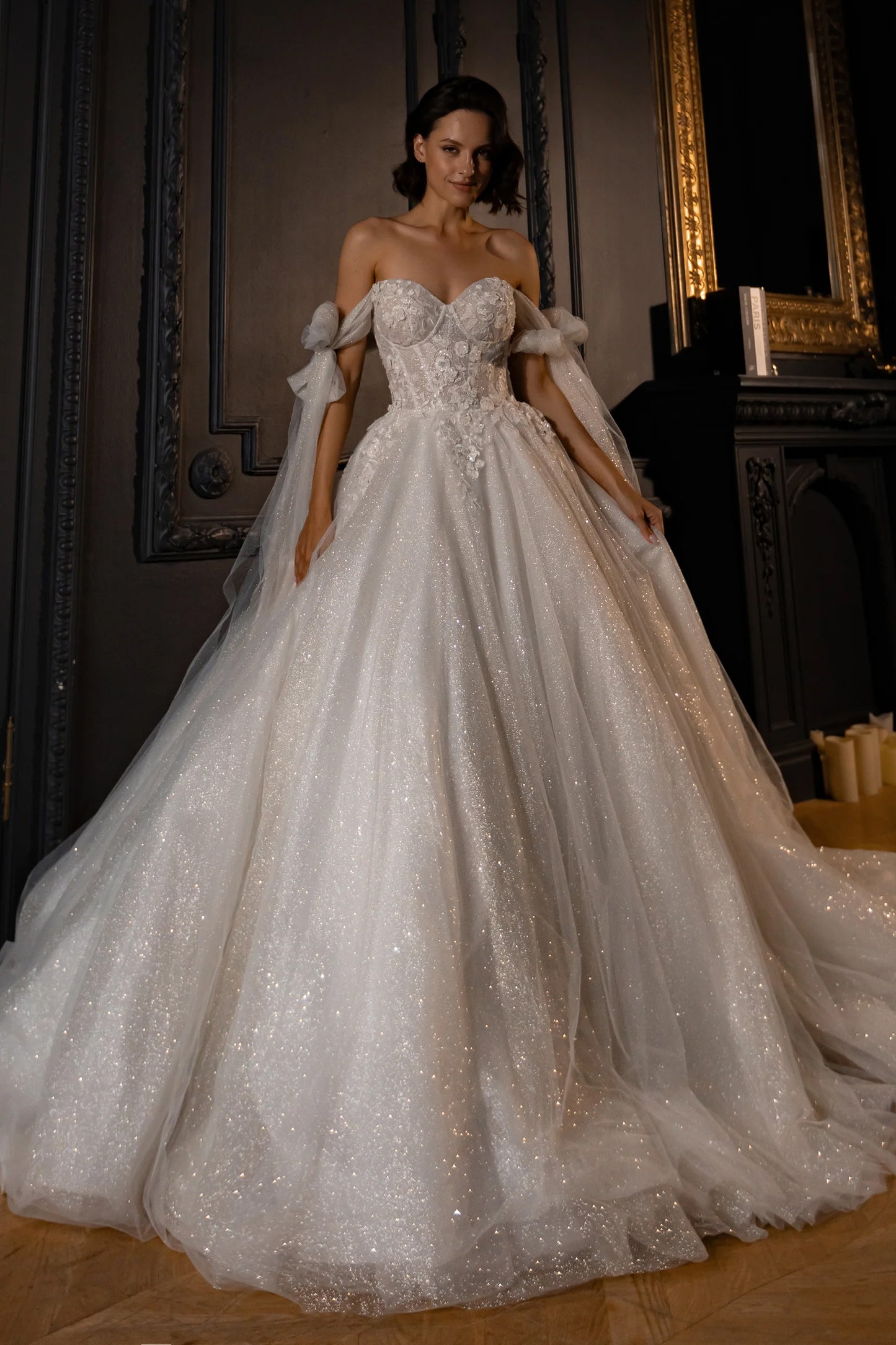 Charming Ball Gown Wedding Dresses Sweetheart Appliques Sequins Lace Up Sweep Train Tulle Bridal Gowns Custom Made