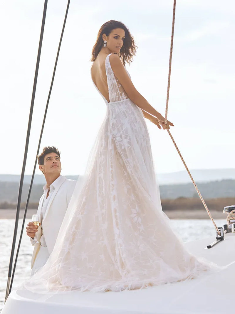 Elegant A-Line Boho Wedding Dresses V-Neck Beads Appliqued Sleeveless Tulle Sweep Train Bridal Gowns Custom Made