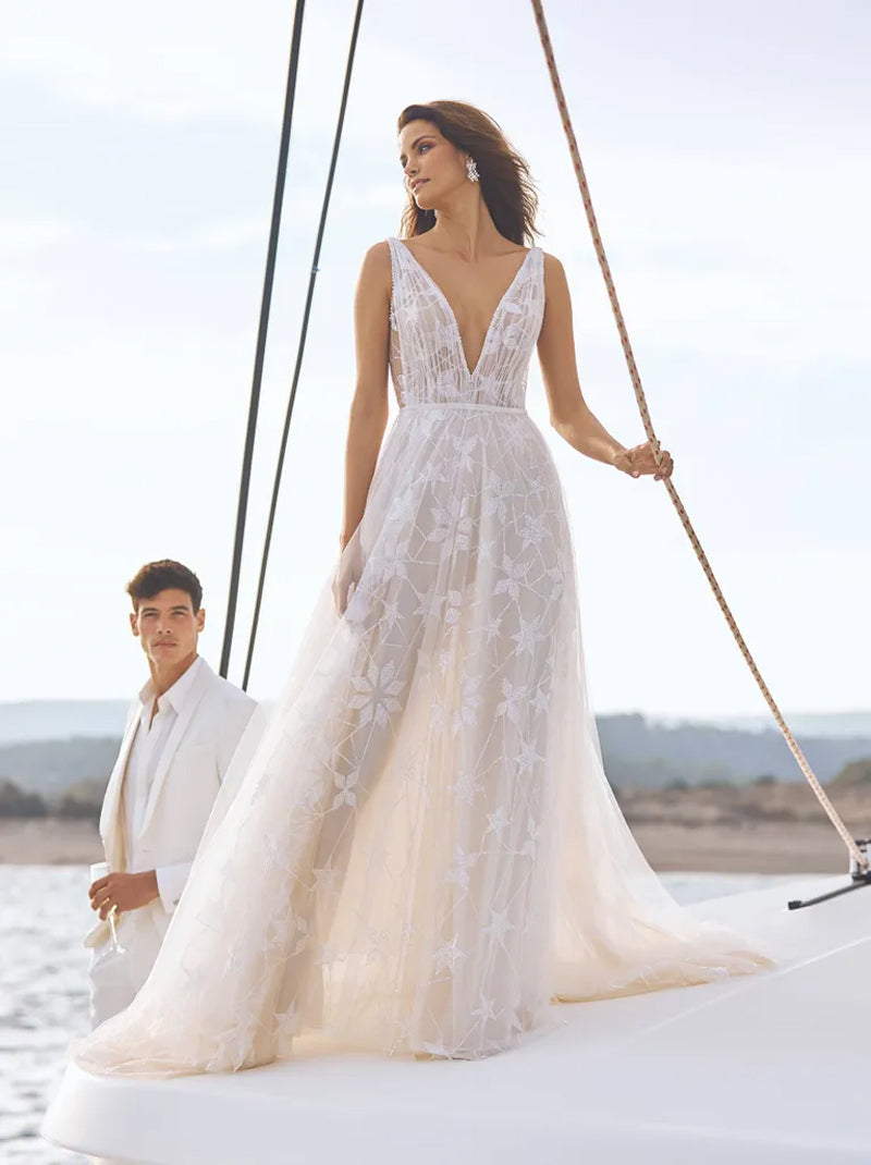 Elegant A-Line Boho Wedding Dresses V-Neck Beads Appliqued Sleeveless Tulle Sweep Train Bridal Gowns Custom Made