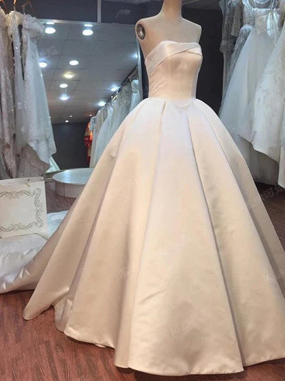 Simple Ball Gowns Wedding Dresses Strapless Sleeveless Pleated Lace Up Stain Sweep Train Bridal Gowns Custom Made