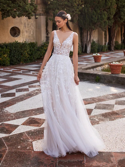 Charming A-Line Wedding Dresses V-Neck Appliqued Tulle Sweep Train Bridal Gowns Custom Custom