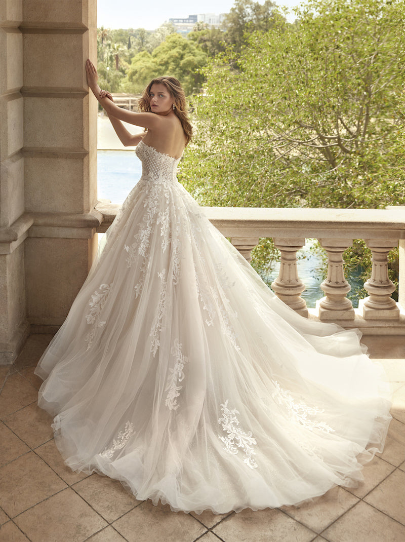 Unique & Elegant A-Line Boho Wedding Dresses Sweetheart Appliqued Beads Tulle Sweep Train Bridal Gowns