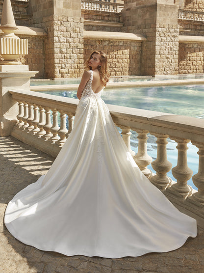 Modern & Elegant A-Line Boho Wedding Dresses Square Appliqued Beads Satin Court Train Bridal Gowns With Slit