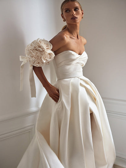 Simple & Elegant A-Line Wedding Dresses Strapless Pleated Flowers Satin Sweep Train Bridal Gowns With Slit