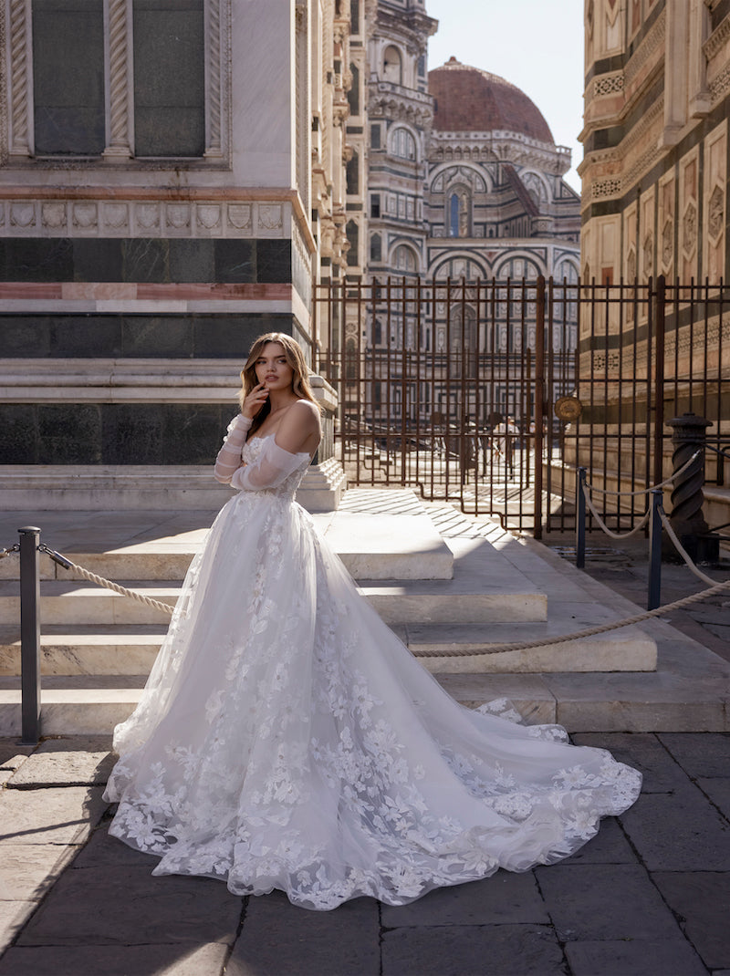 Unique & Elegant A-Line Boho Wedding Dresses Sweetheart Appliqued Beads Tulle Sweep Train Bridal Gowns