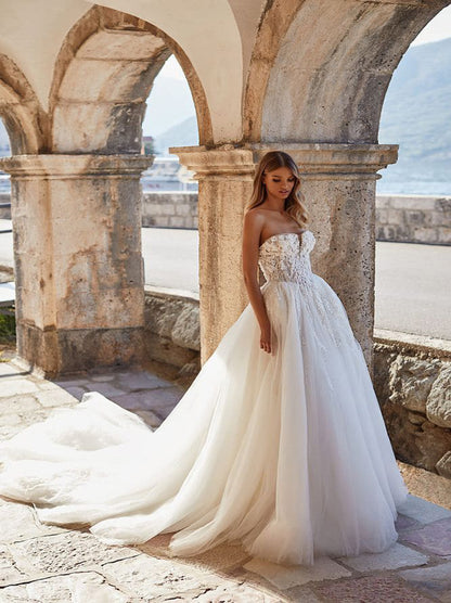 Gorgeous & Elegant A-Line Boho Wedding Dresses Strapless Beads Sequins Appliqued Tulle Sweep Train Bridal Gowns Custom