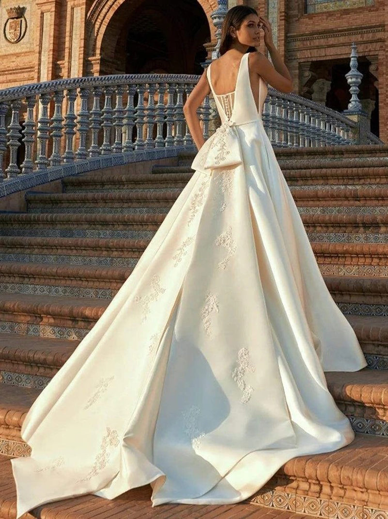 Elegant A-Line Wedding Dresses V-Neck Sleeveless Appliques Bowknot Backless Court Train Satin Bridal Gowns