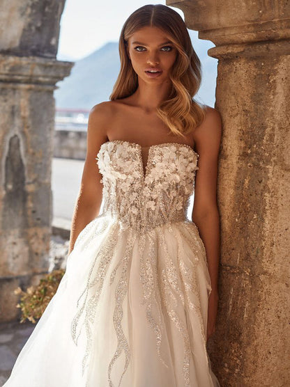 Gorgeous & Elegant A-Line Boho Wedding Dresses Strapless Beads Sequins Appliqued Tulle Sweep Train Bridal Gowns Custom