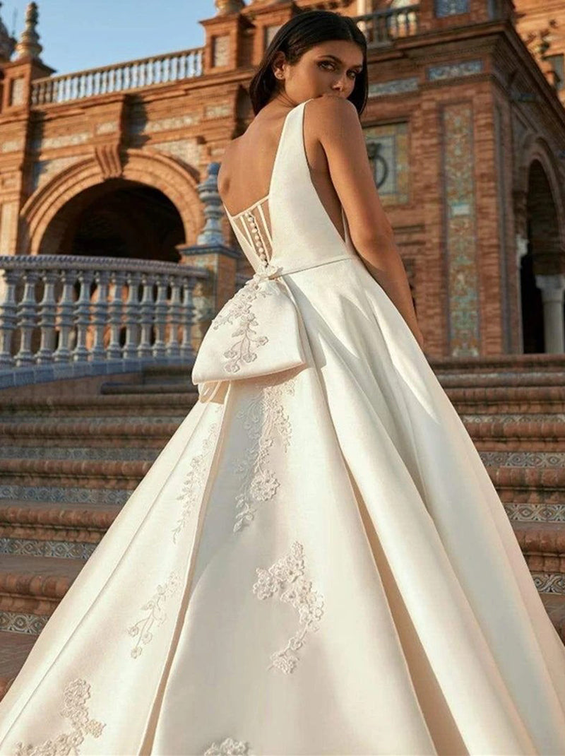 Elegant A-Line Wedding Dresses V-Neck Sleeveless Appliques Bowknot Backless Court Train Satin Bridal Gowns