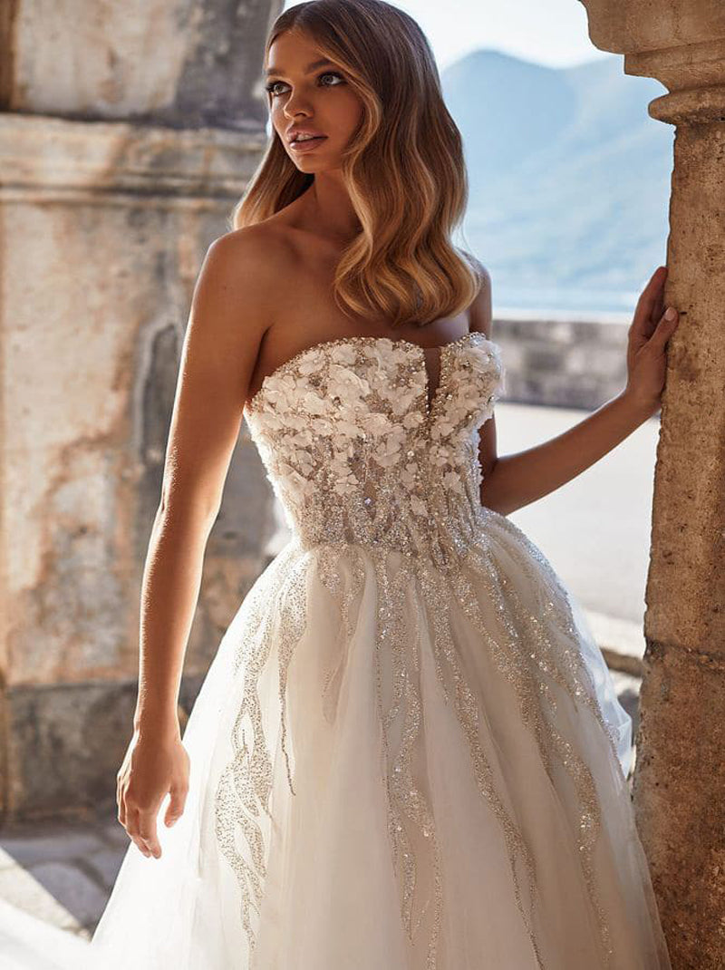 Gorgeous & Elegant A-Line Boho Wedding Dresses Strapless Beads Sequins Appliqued Tulle Sweep Train Bridal Gowns Custom