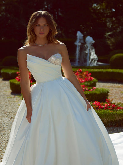 Simple & Elegant Ball Gown Boho Wedding Dresses Sweetehart Pleated Beads Satin Court Train Bridal Gowns
