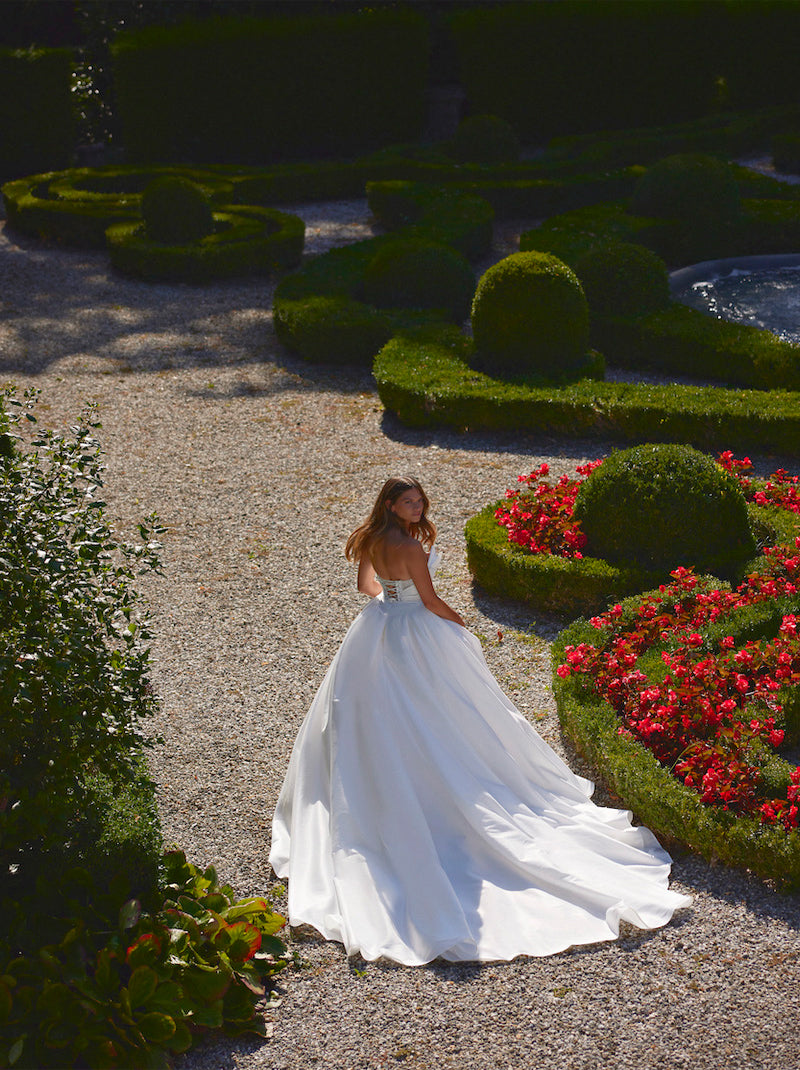 Simple & Elegant Ball Gown Boho Wedding Dresses Sweetehart Pleated Beads Satin Court Train Bridal Gowns