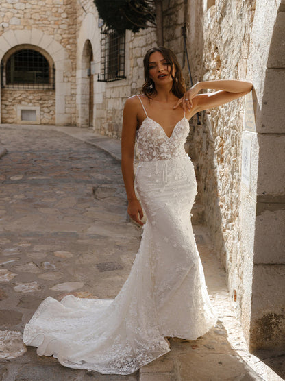 Modern & Elegant Mermaid Wedding Dresses Spaghetti Appliqued Beads Sleeveless Lace Sweep Train Bridal Gowns