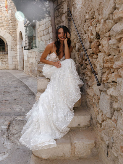 Modern & Elegant Mermaid Wedding Dresses Spaghetti Appliqued Beads Sleeveless Lace Sweep Train Bridal Gowns