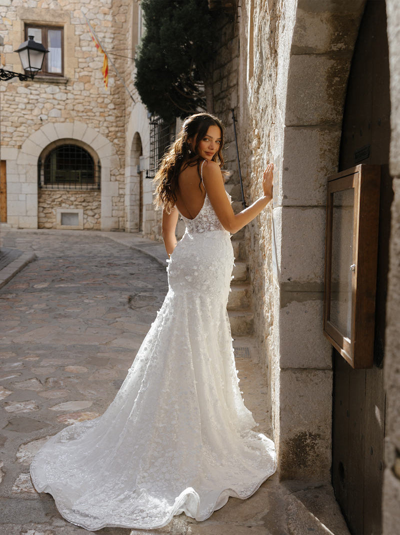 Modern & Elegant Mermaid Wedding Dresses Spaghetti Appliqued Beads Sleeveless Lace Sweep Train Bridal Gowns